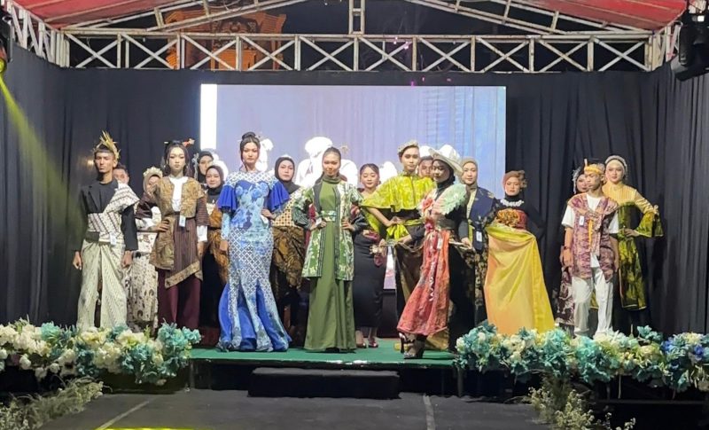 Lomba fashion show bertema Batik Probolinggo digelar oleh DKC Garda Bangsa Kabupaten Probolinggo di Gelora Merdeka Kraksaan. (Foto: Serikat-News)