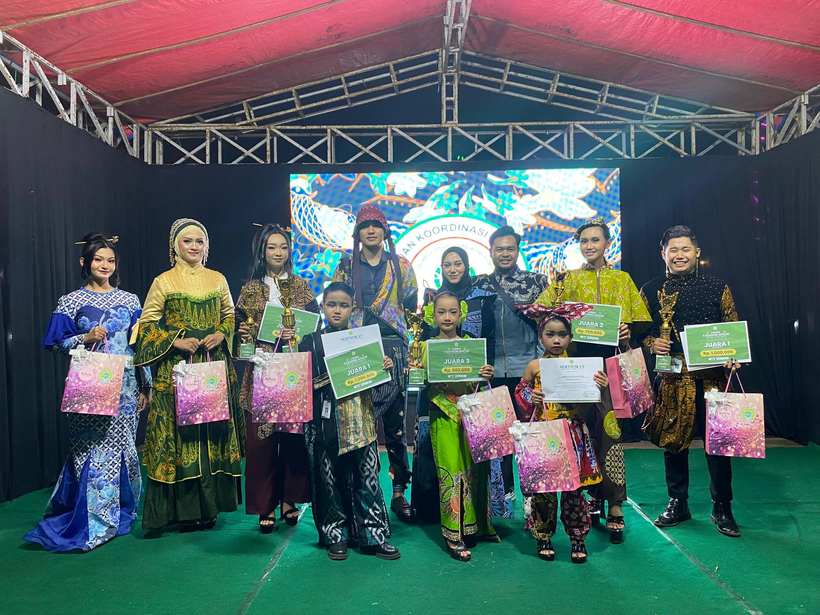 Lomba fashion show digelar di Stadion Gelora Merdeka Kraksaan, Kabupaten Probolinggo, Jawa Timur, Minggu (20/7/2025) malam. (Foto: Istimewa) 