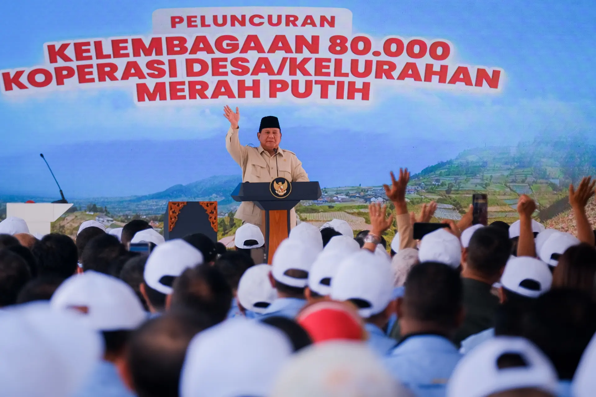 Presiden Prabowo Subianto melakukan peluncuran kelembagaan 80.081 Koperasi Desa/Kelurahan Merah Putih (KDMP/KKMP) dalam sebuah acara yang digelar di Koperasi Desa Merah Putih Bentangan, Desa Bentangan, Kecamatan Wonosari, Kabupaten Klaten, pada Senin, 21 Juli 2025. (Foto: BPMI Setpres)