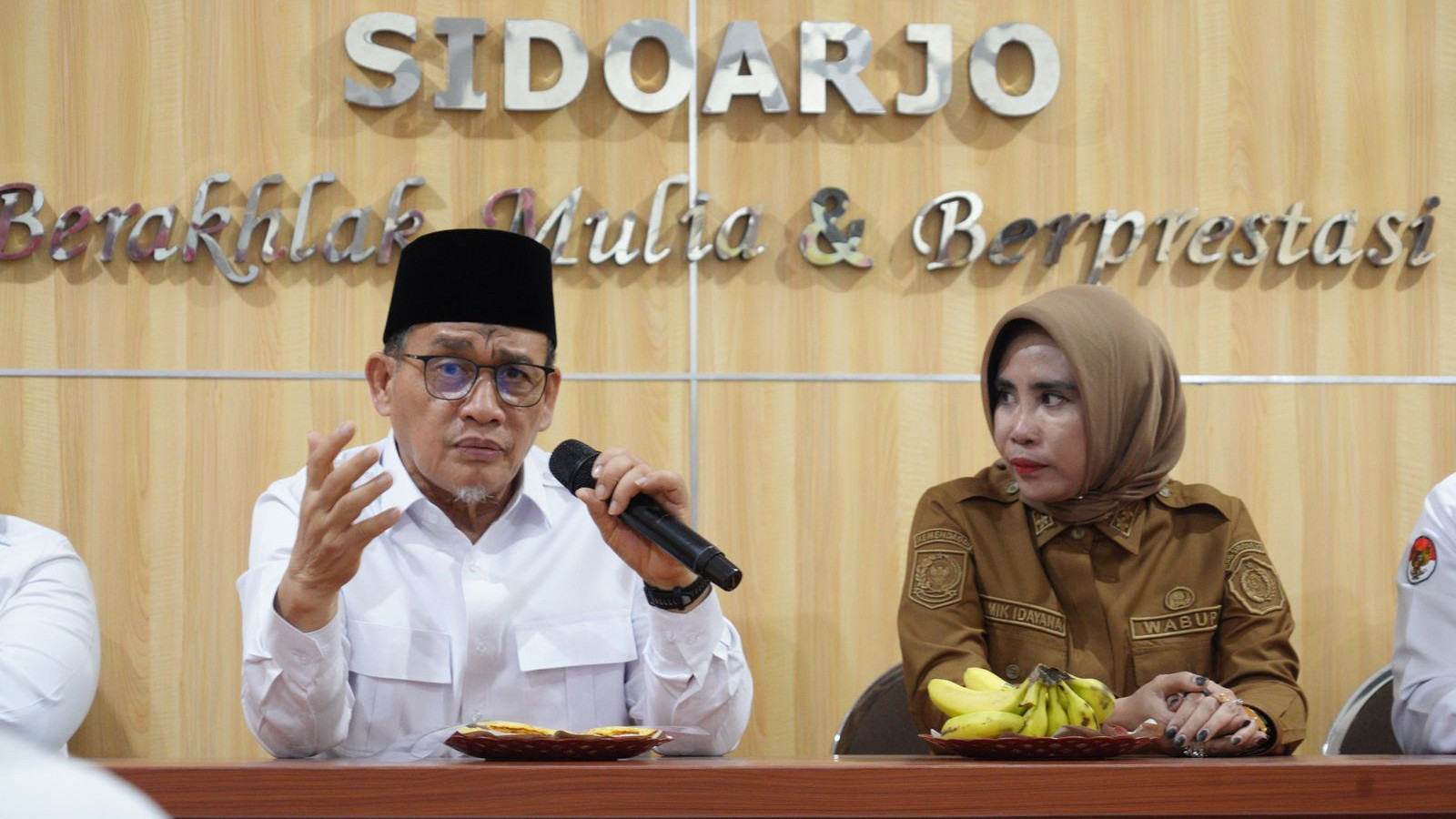 Wamenag Romo Muhammad Syafii (kiri) dan Wakil Bupati Sidoarjo Mimik Idayani (kanan). (Foto: Kemenag) 