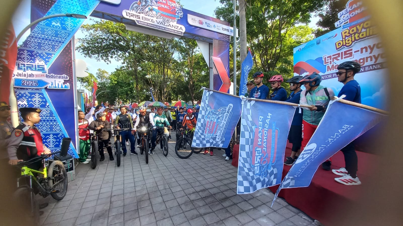 Ribuan warga dari berbagai penjuru daerah berkumpul di Gelora Merdeka Kraksaan mengikuti kegiatan Probolinggo Bike Vaganza 2025. (Foto: Istimewa) 