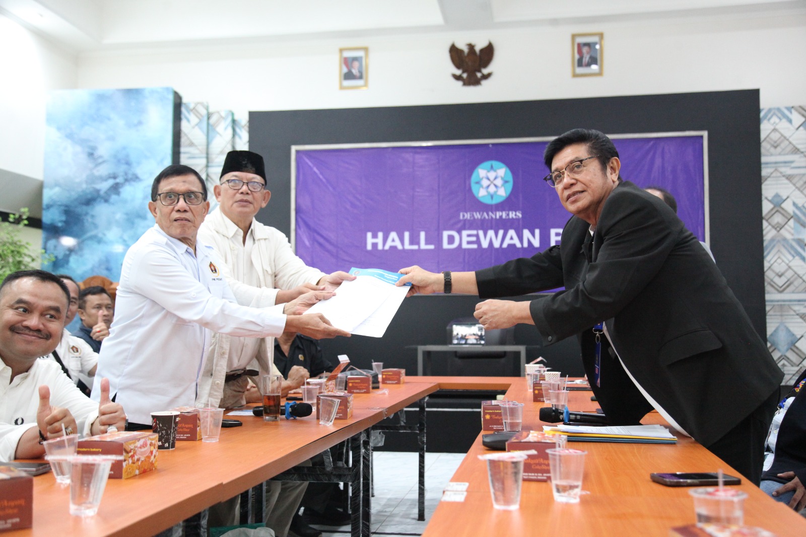 Hendry bersama Sihono menyerahkan langsung berkas pendaftaran kepada Ketua Steering Committee (SC) Kongres, Zulkifli Gani Otto. (Foto: Istimewa)