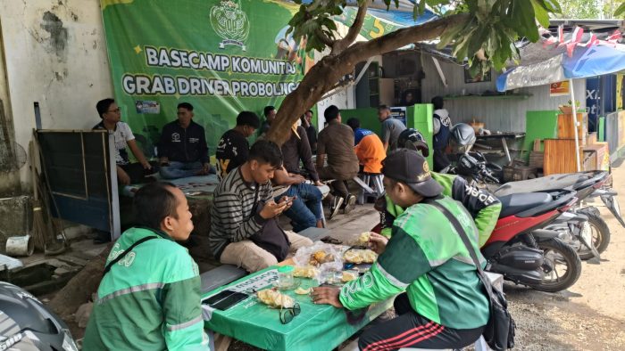 Para driver ojek online (ojol) di Probolinggo tengah menunggu orderan masuk. (Foto: Serikat-News)