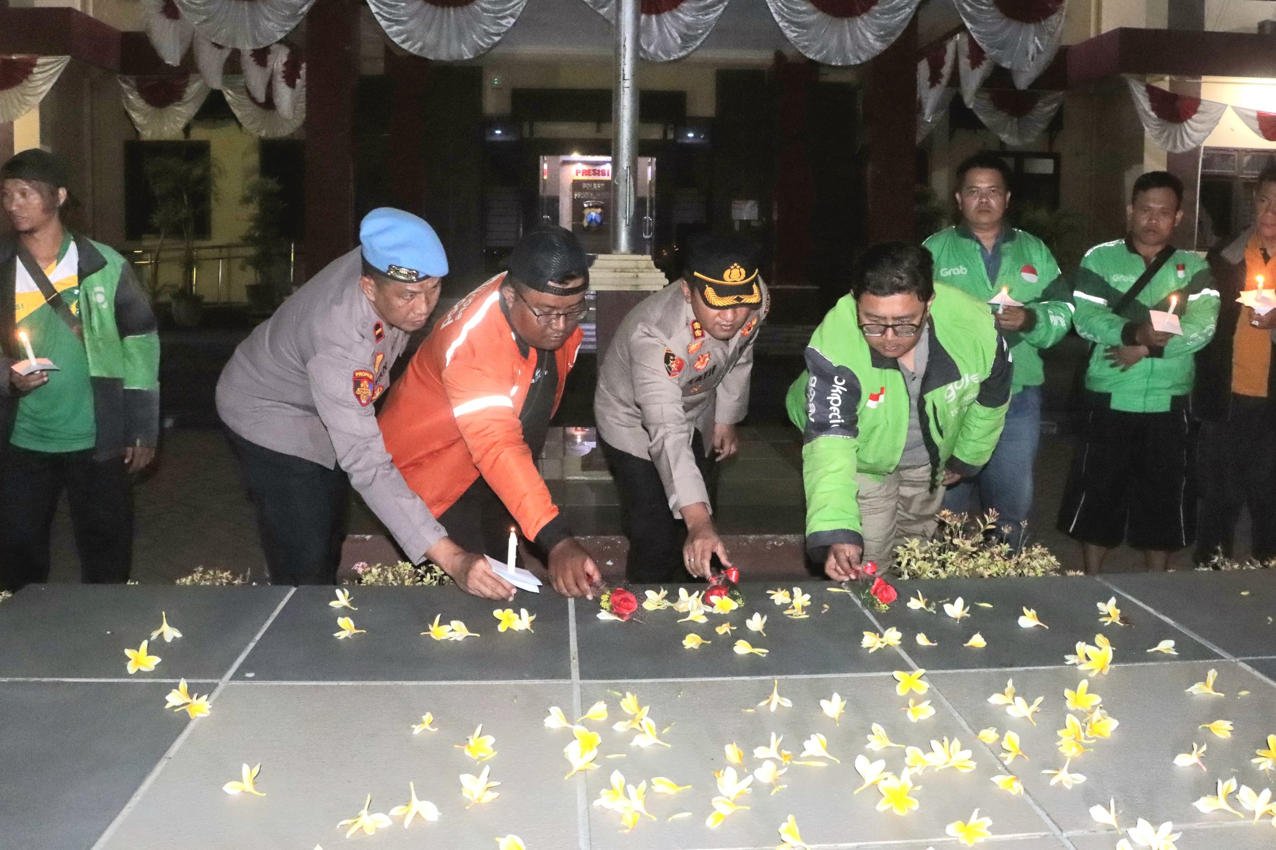 Aksi doa bersama dan menyalakan lilin dilaksanakan di Mapolres Probolinggo. (Foto: Istimewa) 