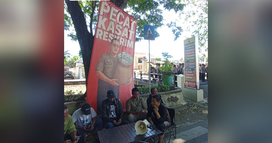 Massa menggelar aksi unjuk rasa di depan Mapolres Sumenep, Jumat (15/8/2025). (Foto: Istimewa)