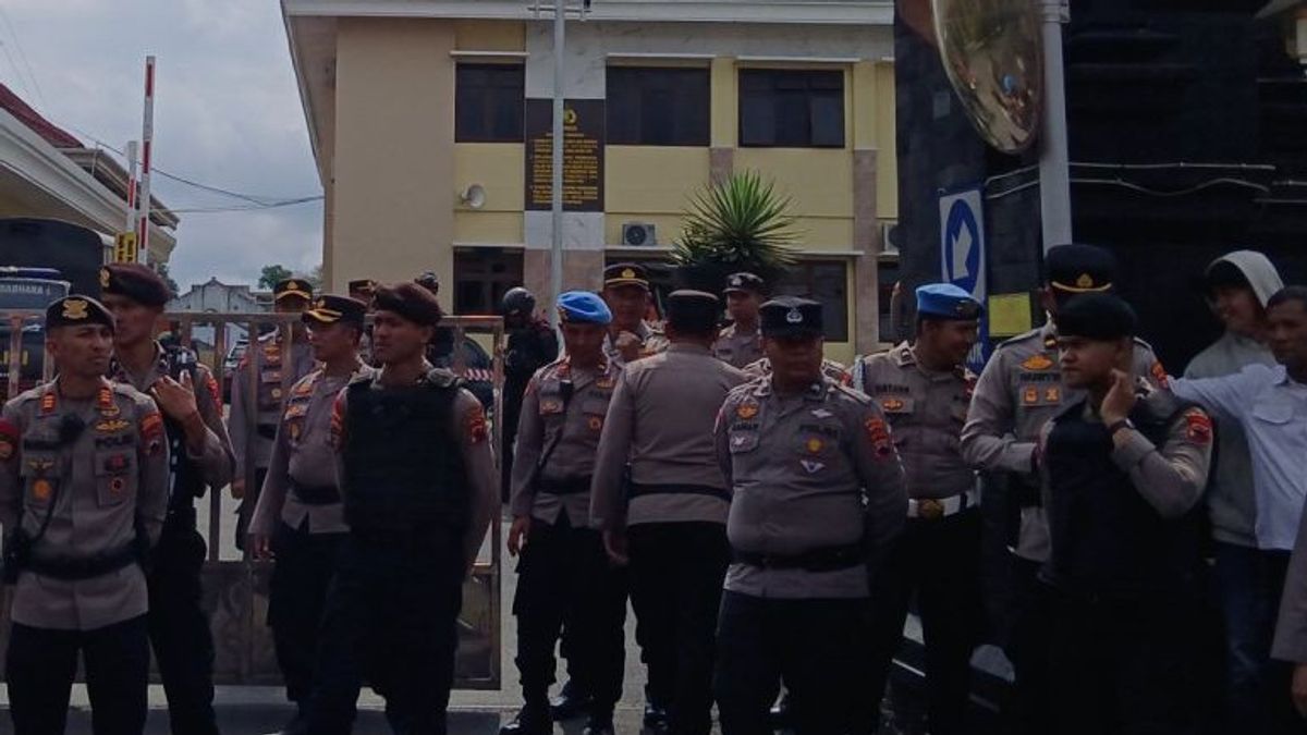 Anggota Polres Wonosobo bersiaga di depan kantor Polres usai penangkapan pelaku pembunuhan TNI. (Foto: Istimewa)