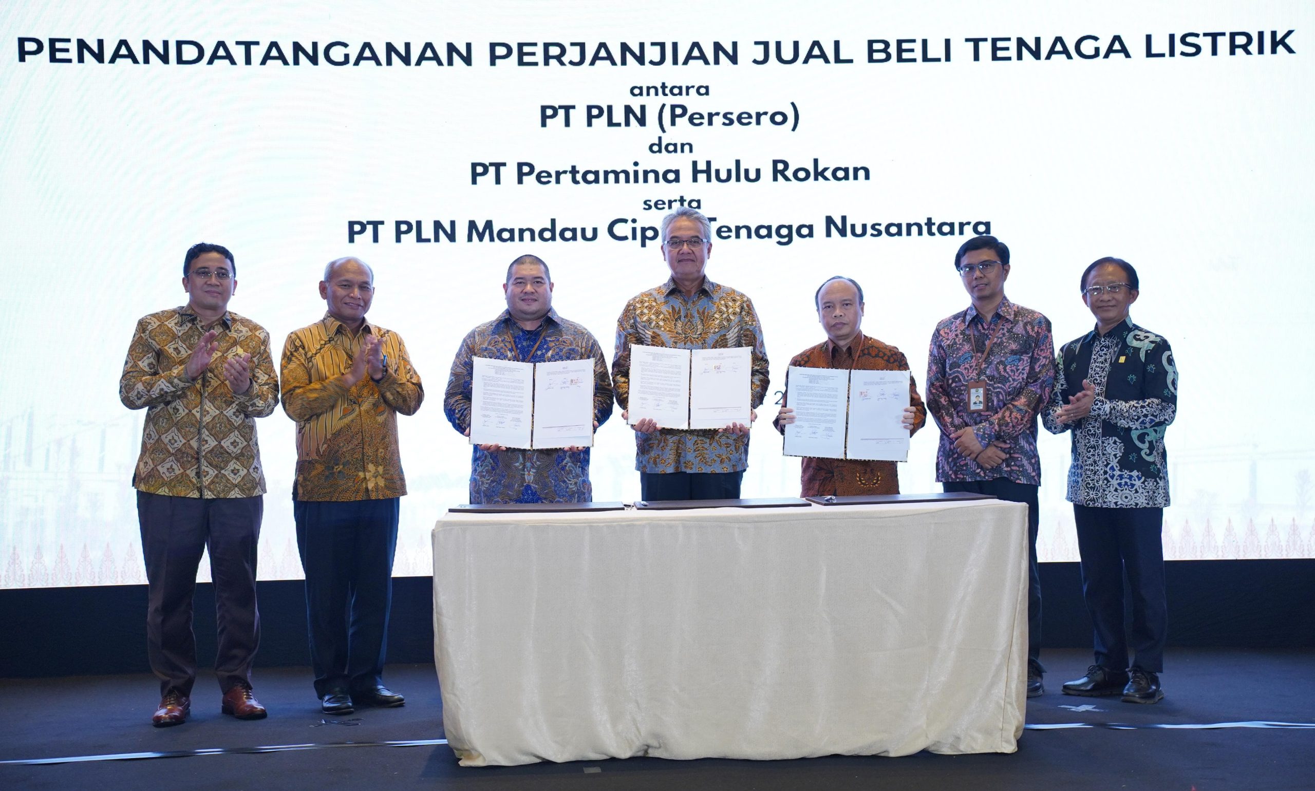 Disaksikan oleh Kepala Satuan Kerja Khusus Pelaksana Kegiatan Usaha Hulu Minyak dan Gas Bumi (SKK Migas), Djoko Siswanto (kedua dari kiri), Direktur Pembinaan Pengusahaan Ketenagalistrikan Ditjen Ketenagalistrikan KESDM, Havidh Nazif (kedua dari kanan), Direktur Retail dan Niaga PLN, Adi Prianto (kanan) dan Wakil Direktur Utama Pertamina, Oki Muraza (kiri), penandatanganan Perjanjian Jual Beli Tenaga Listrik (PJTBL) antara General Manager PLN Unit Induk Distribusi Riau dan Kepulauan Riau, Joni (ketiga dari kiri), Direktur Utama Pertamina Hulu Rokan, Ruby Mulyawan (tengah) dan Direktur Utama PLN MCTN, Junaidi Abdi (ketiga dari kanan). (Dok, PLN)