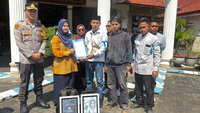 Badan Eksekutif Mahasiswa (BEM) Probolinggo Raya menggelar aksi di depan kantor DPRD Kota Probolinggo. (Foto: Serikat-News)