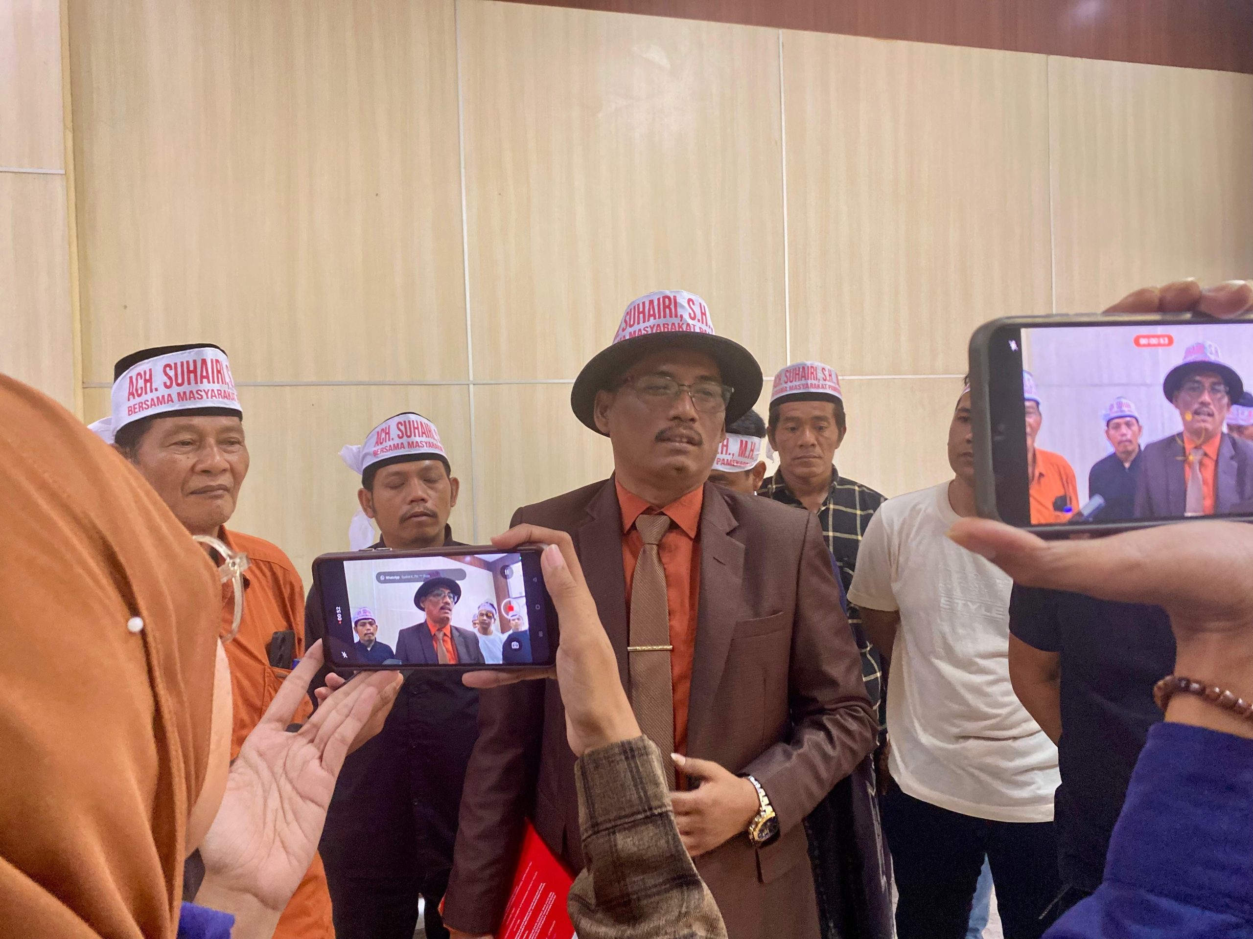 Kelompok masyarakat sipil menyerahkan permintaan pemakzulan Bupati Pamekasan kepada DPRD, Kamis (4/9/2025). (Foto: Istimewa) 