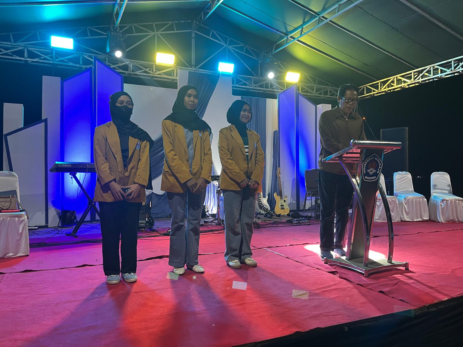 Rektor Universitas Wiraraja Madura melepas tiga mahasiwi untuk berangkat ke Malaysia, Sabtu (6/9/2025) malam. (Foto: Istimewa) 
