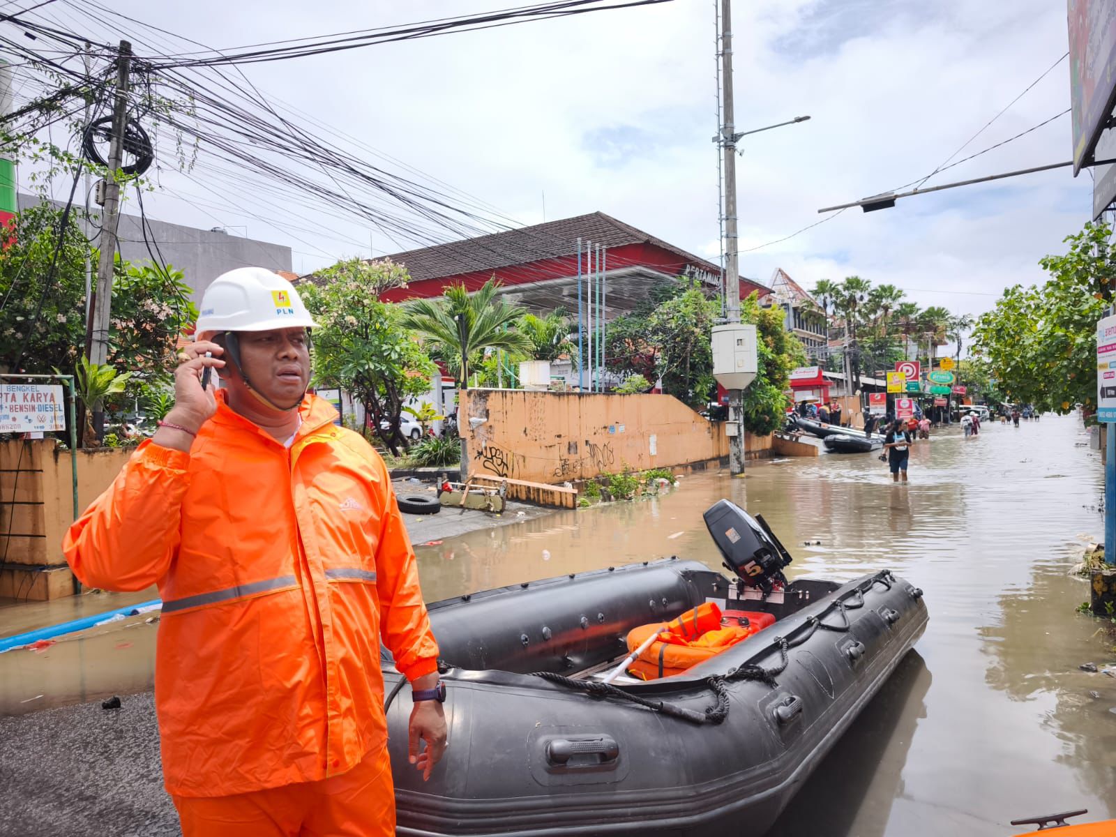 Manajer PLN Unit Pelaksana Pelayanan Pelanggan (UP3) Bali Selatan, I Putu Kariana, memimpin koordinasi penormalan jaringan listrik yang terdampak banjir di kawasan Pura Demak, Denpasar. (Foto: PLN)