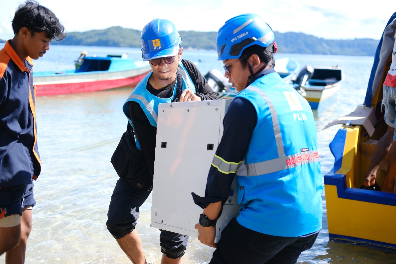 Keterangan: Petugas PLN ketika menurunkan material SuperSun dari kapal untuk dapat dipasang di sekolah SMP Negeri Satu Atap di pulau Bobale, Maluku Utara. (Foto: PLN)