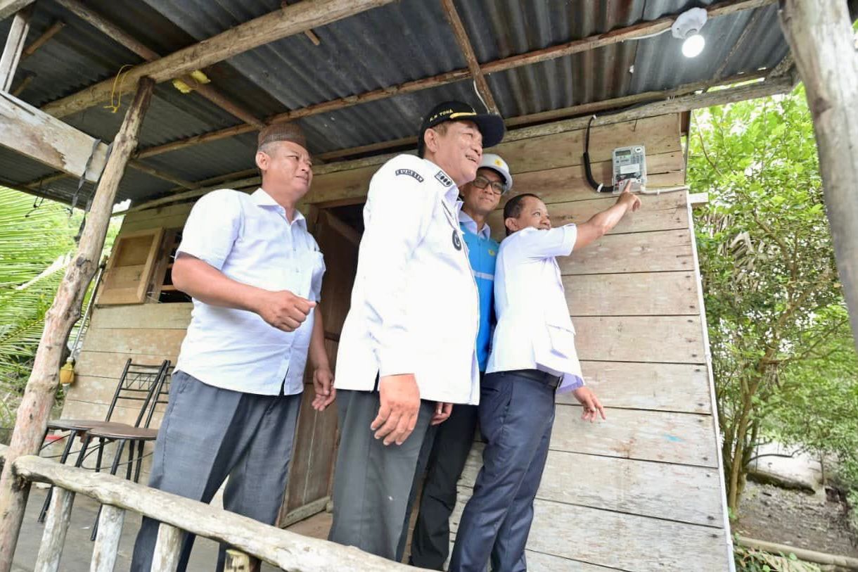 Menteri Energi dan Sumber Daya Mineral, Bahlil Lahadalia (kanan) didampingi Bupati Musi Banyuasin, M. Toha Tohet (kedua dari kiri), dan Direktur Utama PLN, Darmawan Prasodjo (kedua dari kanan) secara simbolis menyalakan rumah penerima manfaat Bantuan Pasang Baru Listrik, Ruslan (kiri) di Desa Bandar Jaya, Musi Banyuasin, Sumatera Selatan (16/10). (Foto: PLN)