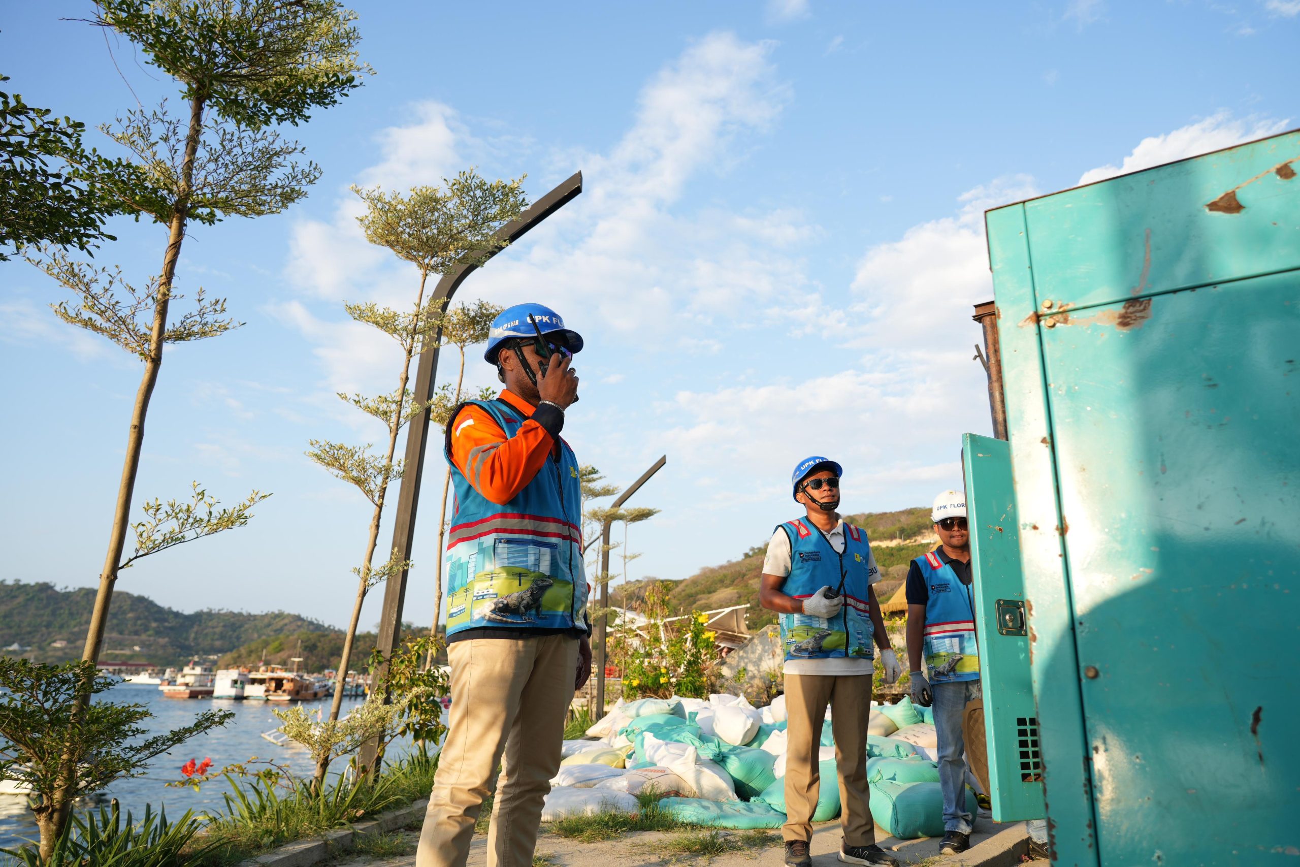 Petugas PLN siaga di berbagai lokasi strategis guna memastikan pasokan listrik andal untuk mendukung terselenggaranya rangkaian agenda HAPUA meetings ke-41 di Labuan Bajo, Kabupaten Manggarai Barat, Nusa Tenggara Timur, pada 29 September hingga 3 Oktober 2025. (Foto: PLN) 