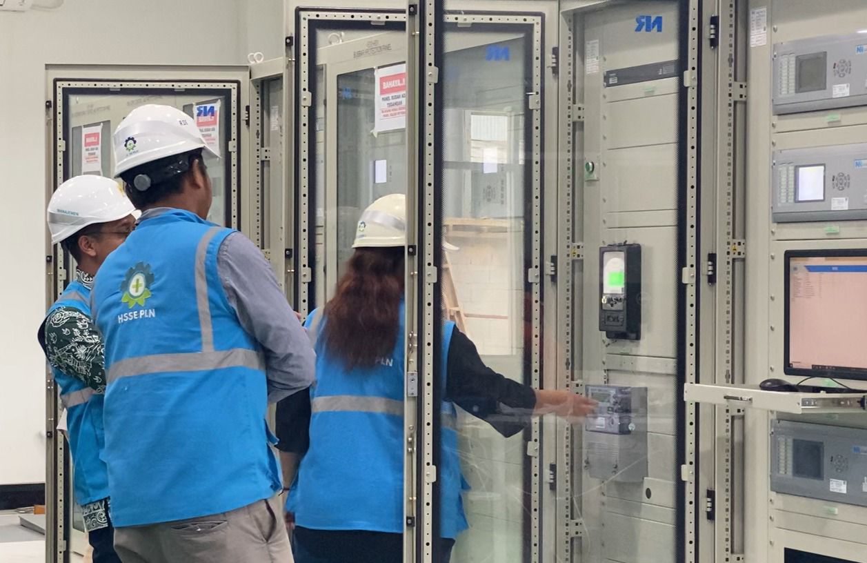 Petugas PLN meninjau langsung ke lokasi panel kontrol di Gardu Induk 150 kV KTT Lautan Baja Indonesia guna memastikan suplai listrik yang disalurkan ke PT Lautan Baja Indonesia efisien, aman, dan andal. (Foto: PLN) 