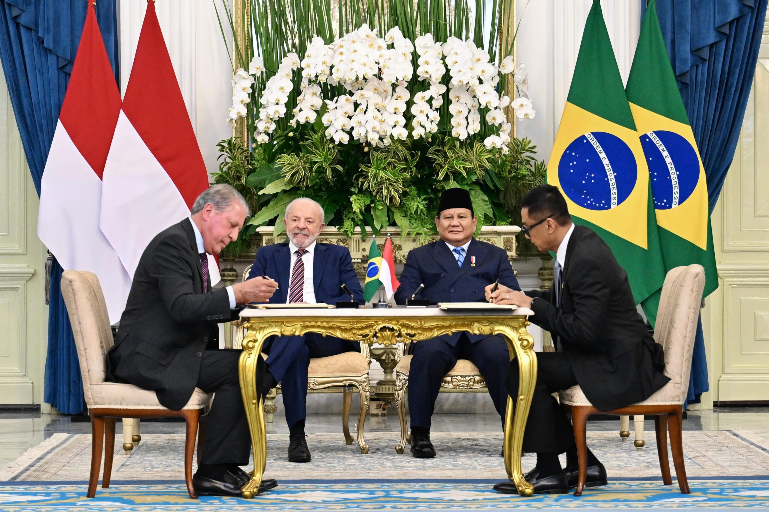 Disaksikan Presiden Republik Indonesia, Prabowo Subianto (kedua dari kanan) dan Presiden Brasil, Luiz Inácio Lula da Silva (kedua dari kiri), Direktur Utama PLN, Darmawan Prasodjo (kanan) dan Indonesia Country Manager J&F, Jose Carlos Grubisich Filho (kiri) menandatangani nota kesepahaman tentang kerja sama studi pengembangan pembangkit listrik tenaga air dalam mendukung transisi energi di Indonesia pada Kamis (23/10) di Istana Merdeka, Jakarta. (Foto: BPMI Setpres) 
