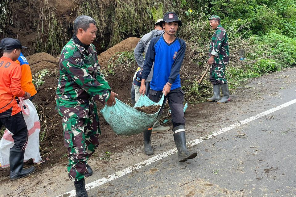 Longsor di sekitar Jalan Raya Bromo, Desa Wonokerto, Kecamatan Sukapura. (Foto: Ist/Serikat-News)