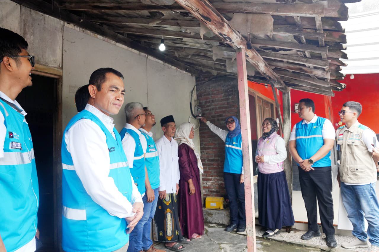 Direktur Distribusi PLN, Arsyadany G. Akmalaputri (keempat dari kanan) saat menyalakan listrik untuk pertama kali di rumah salah satu perima manfaat di Desa Karangasem, Kecamatan Sayung, Kabupaten Demak, Jawa Tengah, pada Kamis (23/10). (Foto: PLN) 