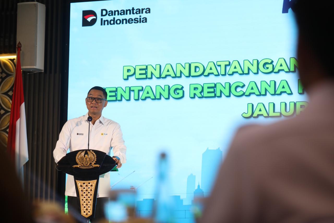 Direktur Utama PLN, Darmawan Prasodjo memberikan sambutan pada agenda Penandatanganan Nota Kesepahaman tentang Rencana Kerja Elektrifikasi Jalur Kereta Api antara PLN dan KAI di Jakarta, Senin (20/10). Ia menyampaikan, pihaknya siap mendukung Pemerintah dalam memperkuat infrastruktur transportasi publik yang lebih bersih dan ramah lingkungan, salah satunya melalui elektrifikasi jalur kereta. Upaya ini sekaligus mendukung penurunan emisi karbon di sektor transportasi, selaras dengan target Net Zero Emissions tahun 2060.(Foto: PLN)
