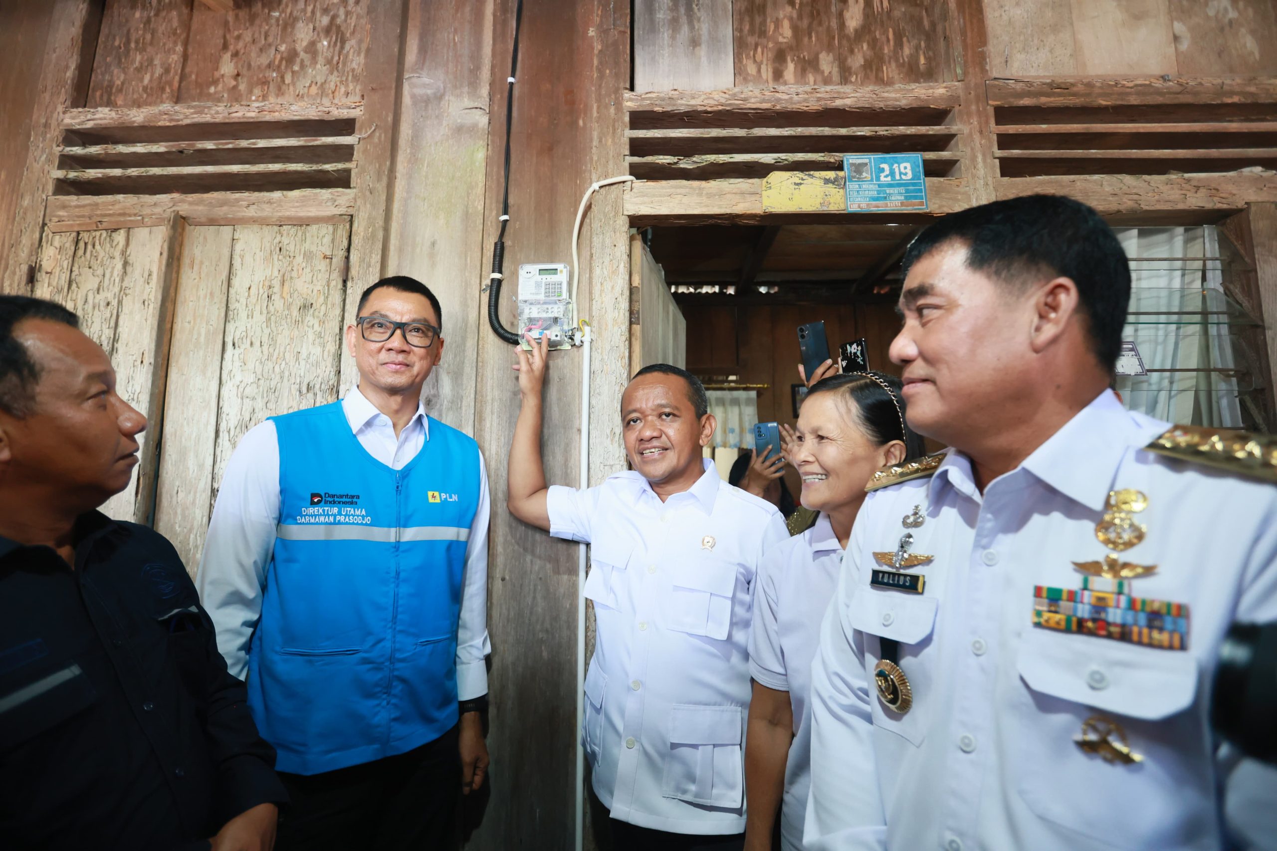 Menteri ESDM, Bahlil Lahadalia (tengah) didampingi oleh Gubernur Sulawesi Utara, Yulius Selvanus (kanan), Plt Direktur Jenderal Ketenagalistrikan KESDM, Tri Winarno (kiri) dan Direktur Utama PLN, Darmawan Prasodjo ketika secara simbolis menyalakan rumah Warga penerima manfaat BPBL, Jolly Walangitan (kedua dari kanan) di Desa Winebetan, Kecamatan Langowan Selatan, Kabupaten Minahasa, Sulawesi Utara pada Rabu (29/10). (Foto: PLN)