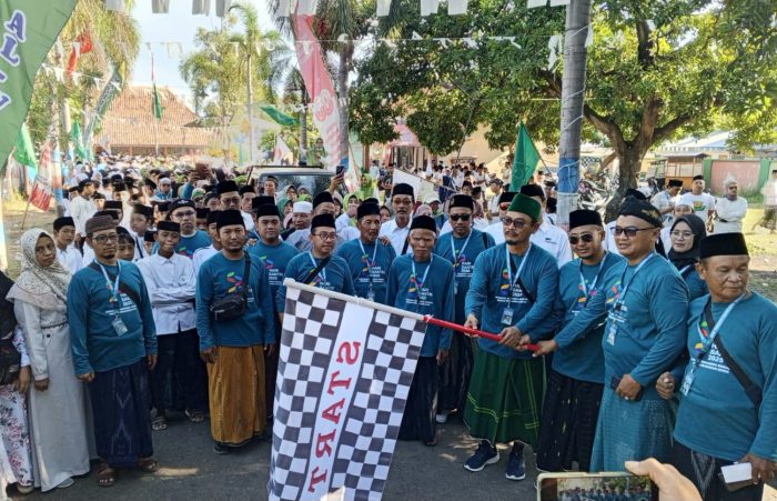 Ribuan warga Probolinggo berseragam hijau khas Nahdliyyin memenuhi jalanan utama kota dalam kegiatan Jalan Sehat Hari Santri Nasional. (Foto: Serikat-News)