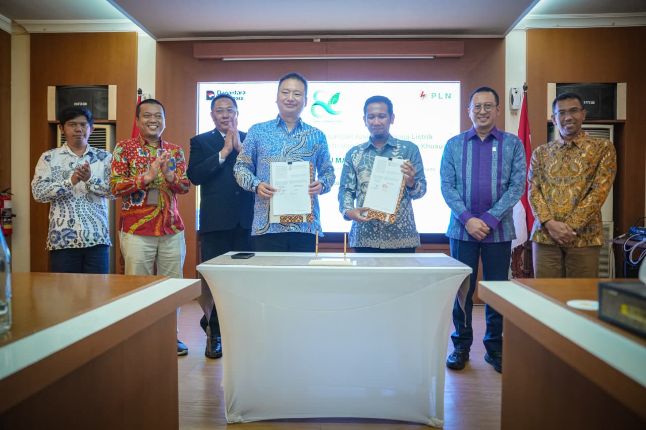 Disaksikan oleh Kepala Dinas ESDM Provinsi Jawa Tengah, Agus Sugiharto (tiga dari kiri), General Manager PLN UID Jateng & DIY, Bramantyo Anggun Pambudi (dua dari kanan), Direktur PT Jawa Tengah Lahan Andalan, Andi (kiri), VP Pelanggan Korporasi dan Bisnis Individu PLN, Faisal Muslim (dua dari kiri) dan Senior Manager Niaga dan Manajemen Pelanggan PLN UID Jateng & DIY, Darmadi (kanan), penandatanganan Perjanjian Jual Beli Tenaga Listrik (PJBTL) dilakukan oleh Direktur PT Dahua Industrial Indonesia, Mr. Li Shu Qing (tengah) dan Manager PLN UP3 Grobogan, Anjar Widyatama (tiga dari kanan) pada Selasa, (28/10). (Foto: PLN) 