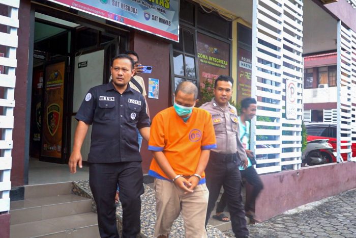BE (39), warga Kecamatan Kedopok diamankan oleh Polres Probolinggo Kota diduga terlibat kasus pencabulan. (Foto: Serikat-News)