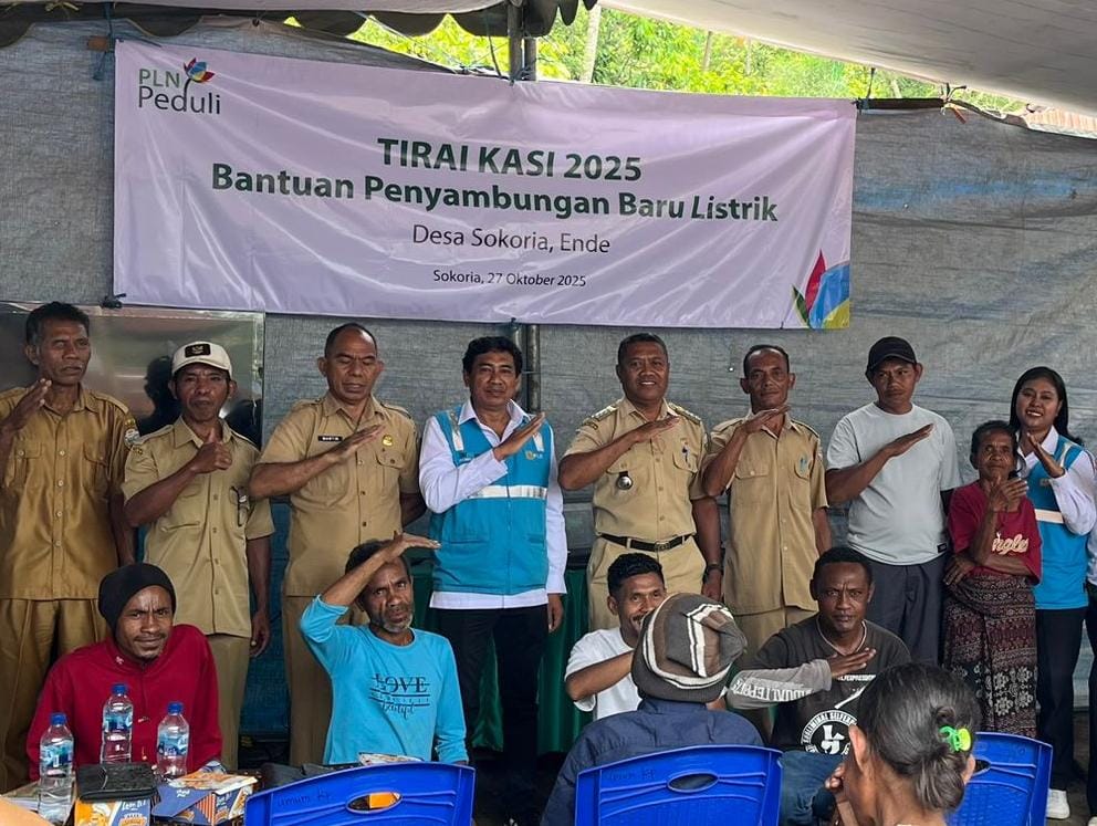 Suasana penyaluran program Tirai Kasi di Desa Sokoria, Kabupaten Ende NTT pada Kamis (27/10). (Foto: PLN) 