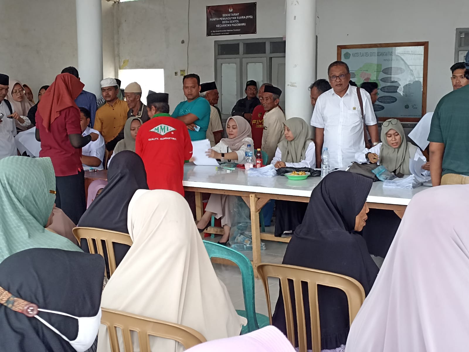 Warga penerima bantuan memadati halaman Balai Desa Sentol, Kecamatan Pademawu, kemarin (12/11). (Foto: Serikat News) 