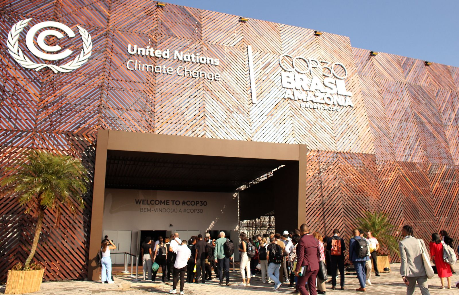 Suasana lokasi penyelenggaraan COP30 di Belém, Brasil, yang menjadi titik berkumpulnya para pemimpin dunia untuk berdiskusi dan memperkuat komitmen bersama dalam menghadapi perubahan iklim serta mendorong transisi menuju energi bersih. (Foto: Official Website COP30) 