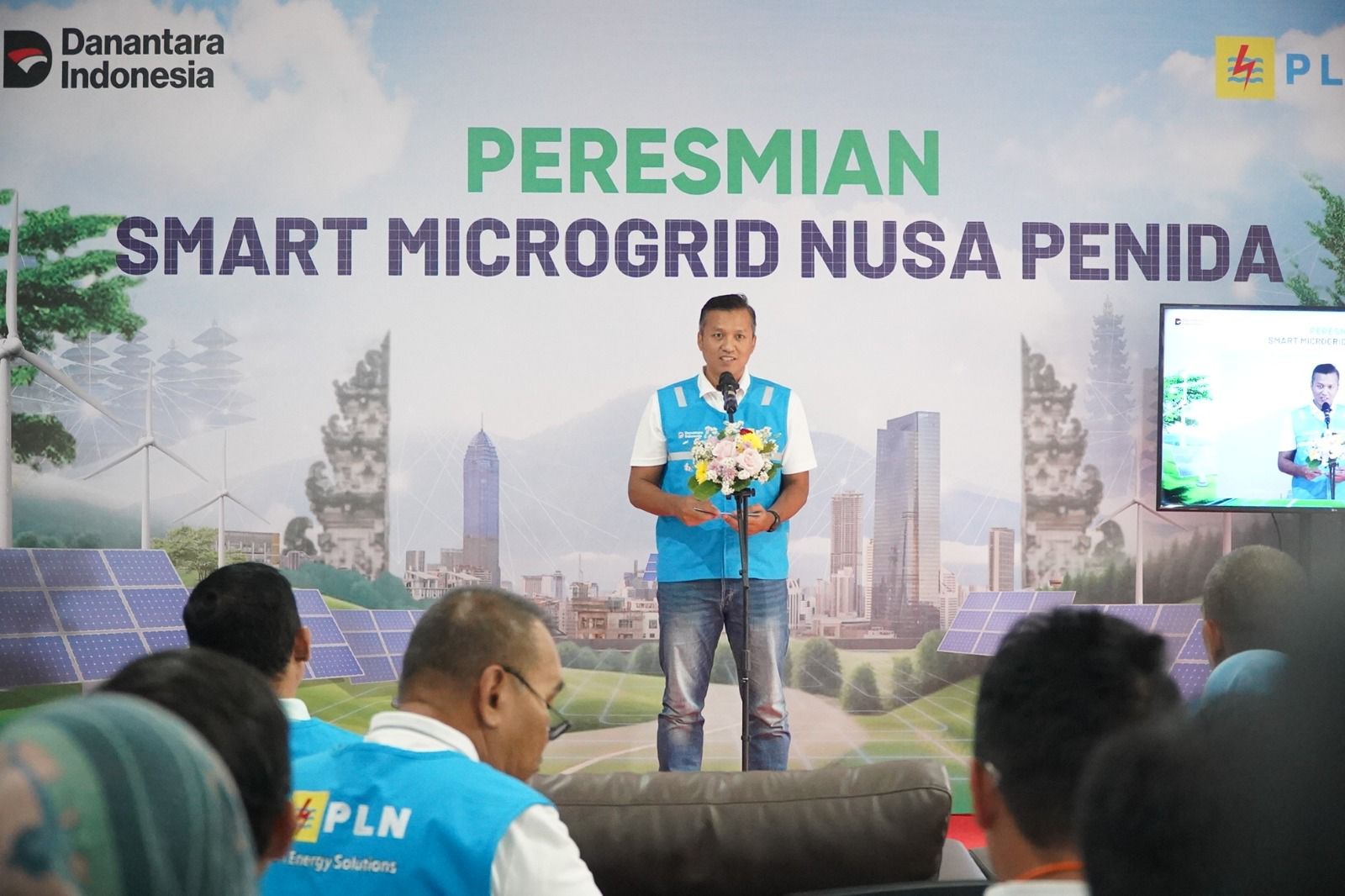 General Manager PLN Unit Induk Distribusi (UID) Bali, Eric Rossi Priyo Nugroho saat memberikan sambutan saat peresmian Smart Microgrid Nusa Penida (27/10). Dirinya menyampaikan, smart microgrid ini diharapkan mampu mengorkestrasi pembangkit dengan karakteristik berbeda, seperti Pembangkit Listrik Tenaga Diesel (PLTD), Pembangkit Listrik Tenaga Surya (PLTS), dan Battery Energy Storage System (BESS) untuk meningkatkan keandalan sistem kelistrikan di wilayah Nusa Penida. (Foto: PLN) 