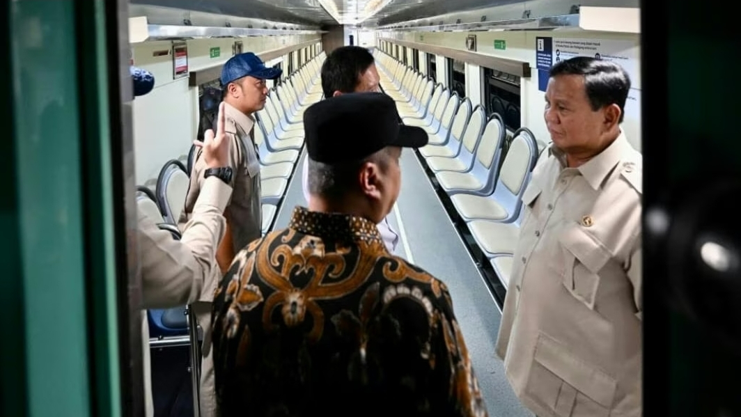 Presiden Prabowo meninjau kereta khusus petani dan pedagang di Stasiun Manggarai, Jakarta, Selasa, 4 November 2025. (Foto: BPMI Setpres) 