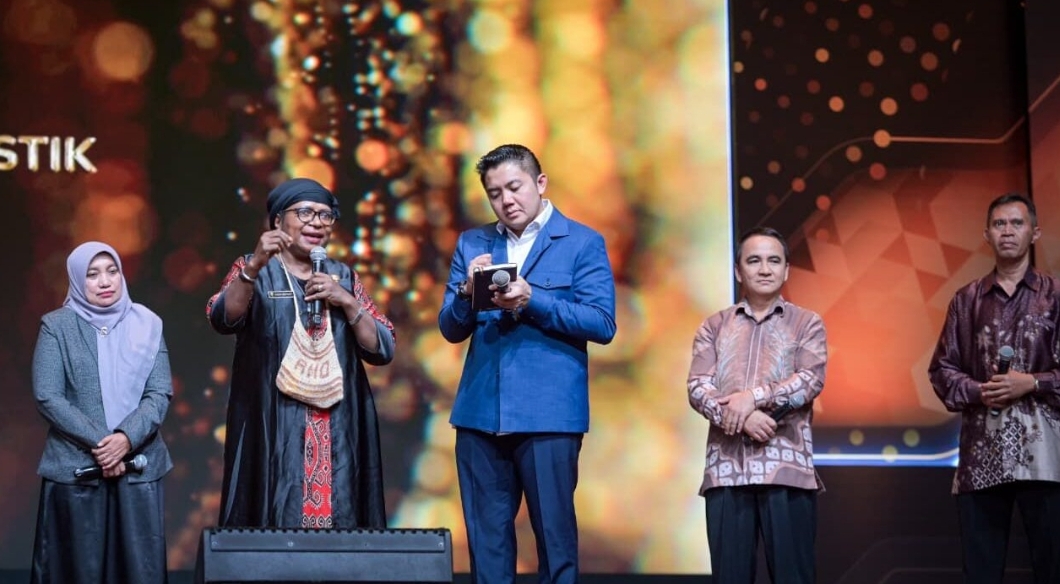 Seskab Teddy Indra Wijaya menghadiri Rakornas Data Tunggal Sosial Ekonomi Nasional (DTSEN) yang diselenggarakan oleh Kementerian Sosial bekerja sama dengan Badan Pusat Statistik (BPS), di Jakarta, pada Kamis, 13 November 2025. (Foto: BPMI Setpres) 