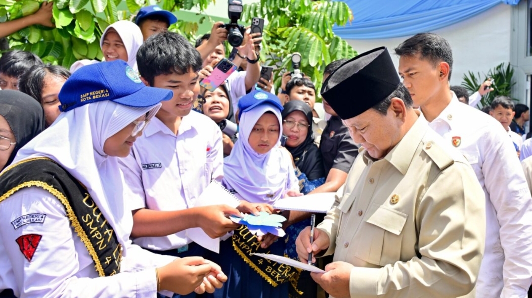 Presiden Prabowo menyapa para pelajar di SMPN 4 Kota Bekasi, saat acara peluncuran Program Digitalisasi Pembelajaran untuk Indonesia Cerdas, Senin 17 November 2025. (Foto: BPMI Setpres) 