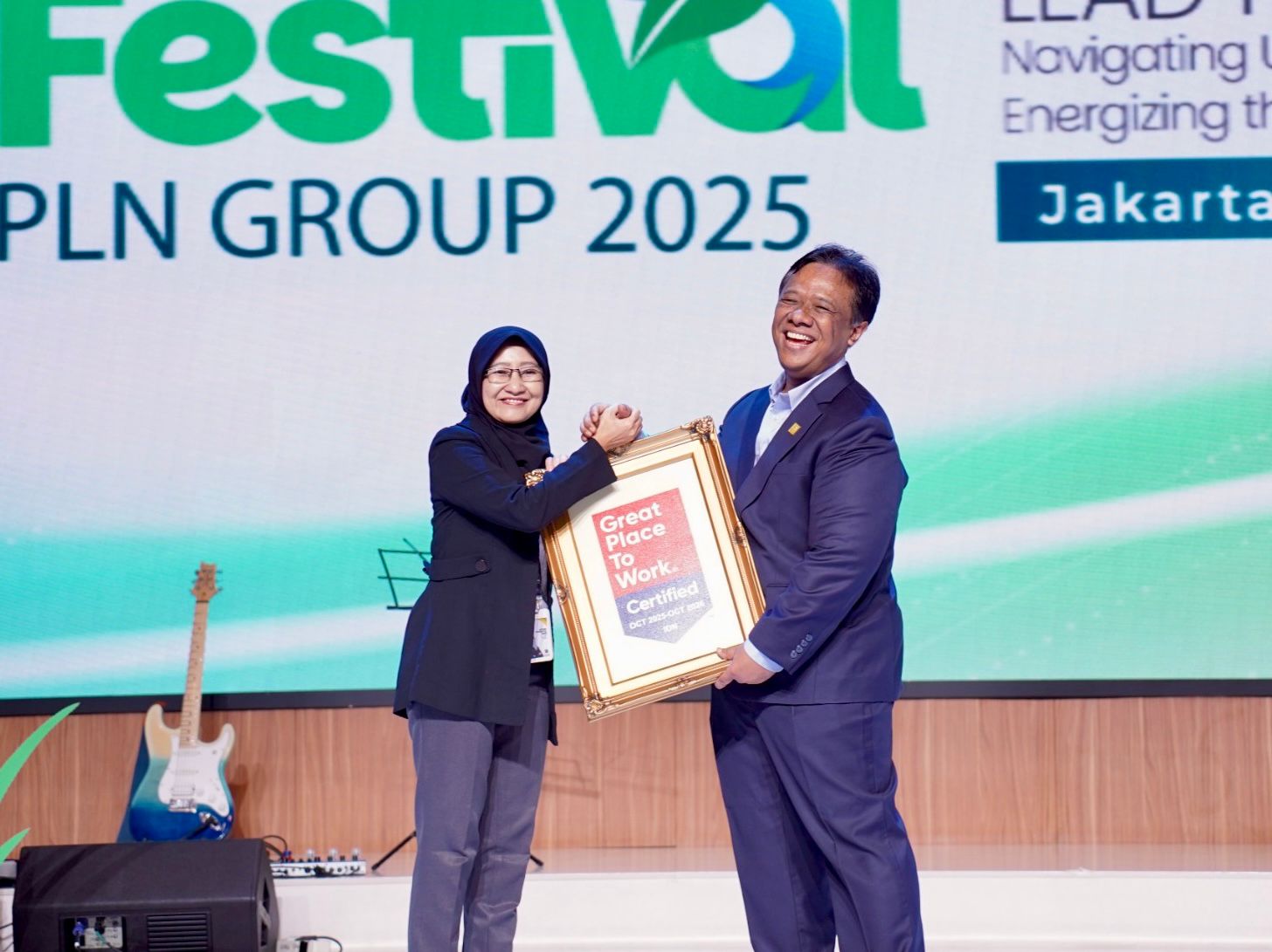 Direktur Legal dan Manajemen Human Capital PLN, Yusuf Didi Setiarto (kanan) menerima sertifikat Great Place To Work dari Perwakilan GPTW Indonesia, Intan Permata Sari (kiri). (Foto: PLN)