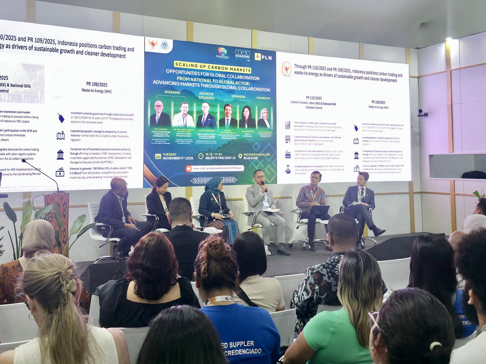 Suasana diskusi panel bertajuk “Scaling Up Carbon Markets” pada Selasa, (11/11) di COP30 Belém, Brasil. Diskusi panel ini dihadiri oleh Wakil Ketua MPR, Eddy Soeparno (ketiga dari kanan), Direktur Tata Kelola Harga Karbon, Kementerian LH, Ignatius Wahyu Marjaka (kedua dari kanan), Acting Head of the Climate Section, Kementerian Iklim dan Lingkungan Norwegia, Erling Motzfeldt Kravik (kanan), Direktur TNK PLN, Evy Haryadi (kiri), CEO Gold Standard, Margaret Kim (kedua dari kiri), dan EVP Transisi Energi dan Keberlanjutan PLN, Kamia Handayani (ketiga dari kiri). (Dok, PLN)