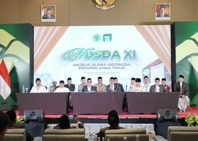 KH. Moh. Hasan Mutawakkil Alallah (depan tengah, urutan ketiga dari kiri) Musda XI MUI Jawa Timur di Hotel Santika Premiere Gubeng, Surabaya. (Foto: MUI Jatim)