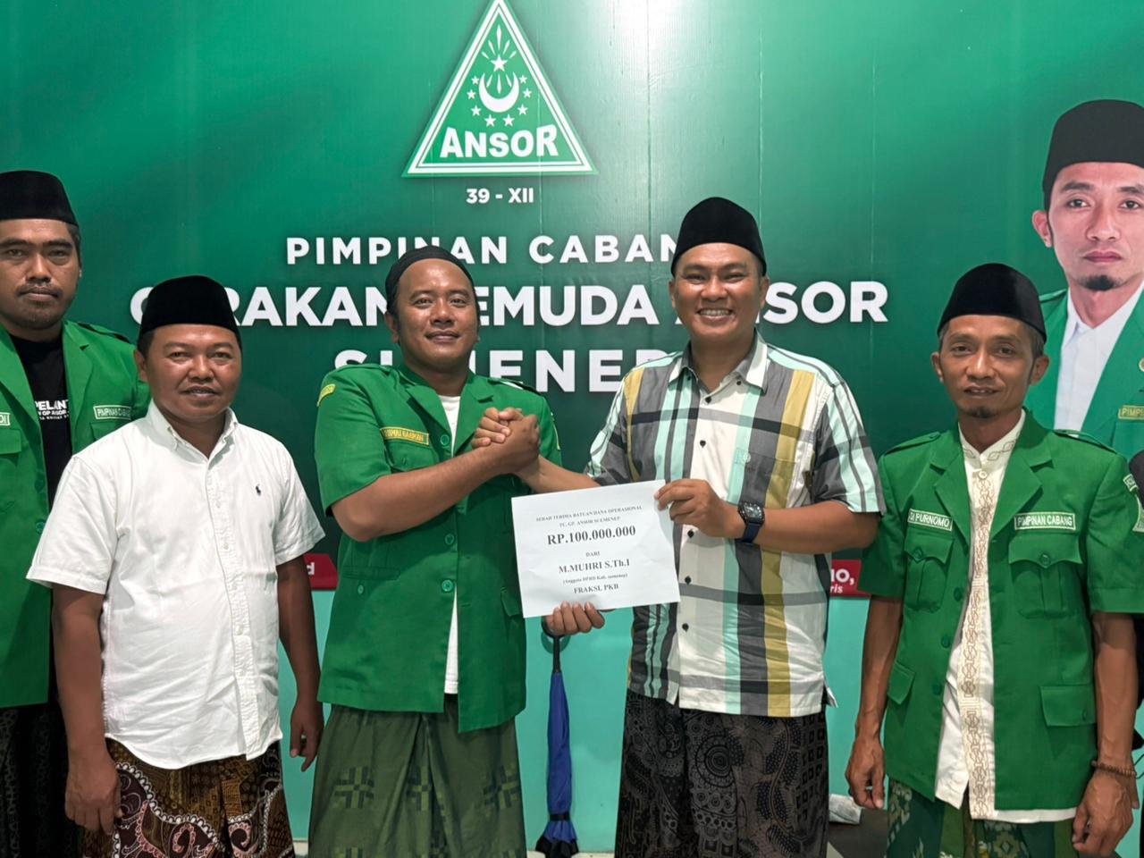 Penyerahan bantuan dilakukan secara simbolis di kantor PC GP Ansor Sumenep pada Selasa (2/12/2025). (Foto: Istimewa) 