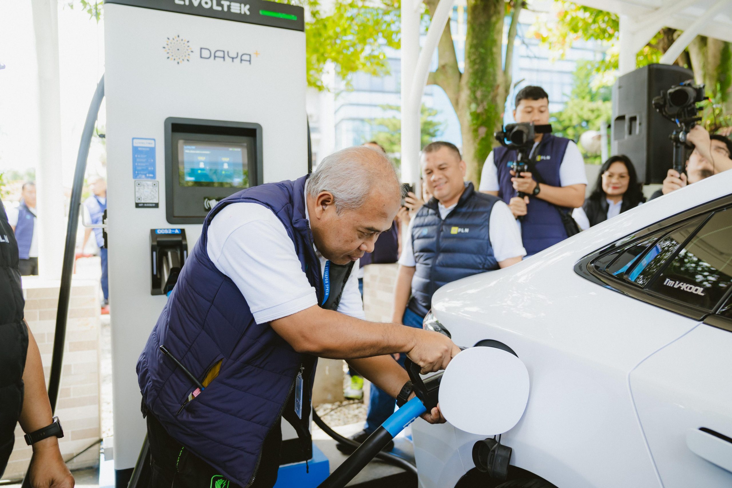 Ketua Komunitas Mobil Elektrik Indonesia, Arwani Hidayat, saat melakukan pengisian daya mobil listrik di Stasiun Pengisian Kendaraan Listrik Umum (SPKLU) Center PLN UP3 Bandung, Jawa Barat. (Foto: PLN) 