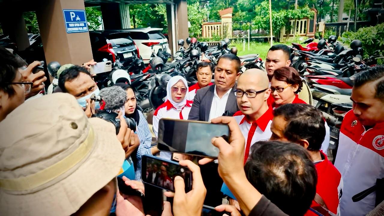 Sebanyak 13 kuasa hukum di bawah naungan LBH LIRA Jawa Timur mendampingi pihak keluarga korban untuk datang ke Polda Jatim, Senin (22/12/2025). (Foto: Istimewa) 