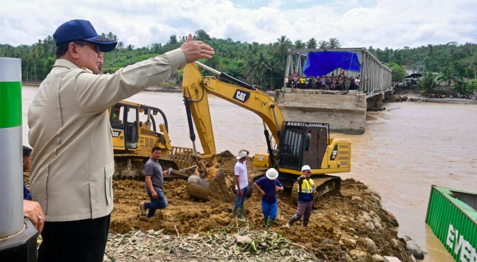 Presiden Prabowo Subianto meninjau pembangunan Jembatan Bailey Teupin Mane, ruas vital penghubung Bireuen-Takengon di Kabupaten Bireuen, Provinsi Aceh, Minggu, 7 Desember 2025. (Foto: BPMI Setpres)