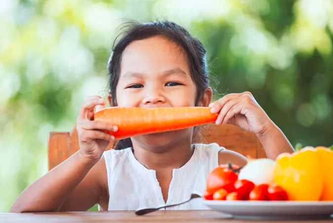 Ilustrasi anak makan wortel. (Foto: Net)