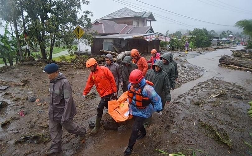 Petugas SAR mengevakuasi jenazah korban bencana Sumatera. (Foto: Antara)