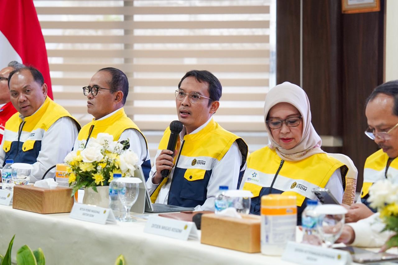 Keterangan: Sekretaris Jenderal Kementerian ESDM, Ahmad Erani Yustika (tengah) menyampaikan kerja sama lintas sektor energi dan sumber daya mineral diperlukan untuk memberikan layanan energi yang optimal bagi masyarakat, khususnya di momen Natal dan Tahun Baru 2026. (Dok, PLN)