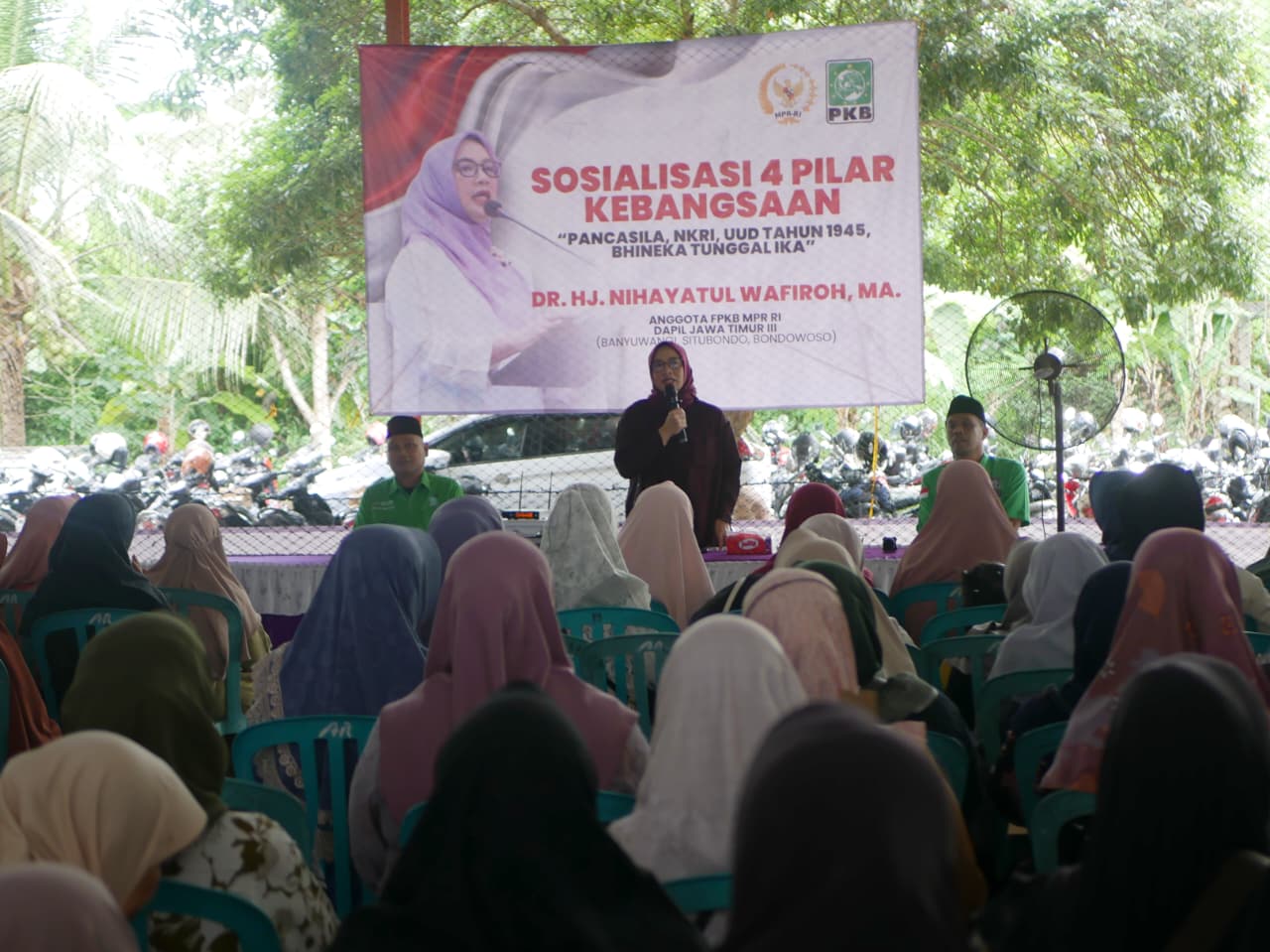 Anggota DPR RI Fraksi PKB, Nihayatul Wafiroh saat hadiri Sosialiasi Empat Pilar di Gedung Surya Futsal, Rejosari, Glagah, Banyuwangi, pada (15/12/2025). (Foto: Serikatnews)
