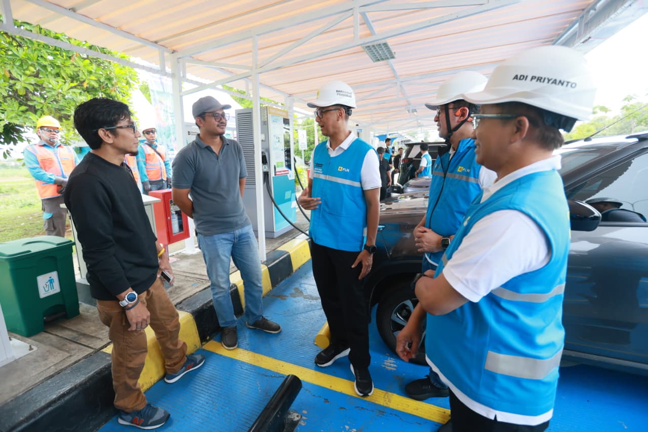 Keterangan: Direktur Utama PLN, Darmawan Prasodjo (tengah) bersama Direktur Retail & Niaga PLN, Adi Priyanto (kanan) dan General Manager PLN UID Jateng & DIY, Bramantyo Anggun Pambudi (kedua dari kanan) ketika memastikan langsung para pengguna EV (kiri) memperoleh layanan pengisian daya yang memadai di Rest Area KM 275A Tol Trans Jawa, Tegal, Jawa Tengah pada Rabu (24/12). (PLN/ Dok)