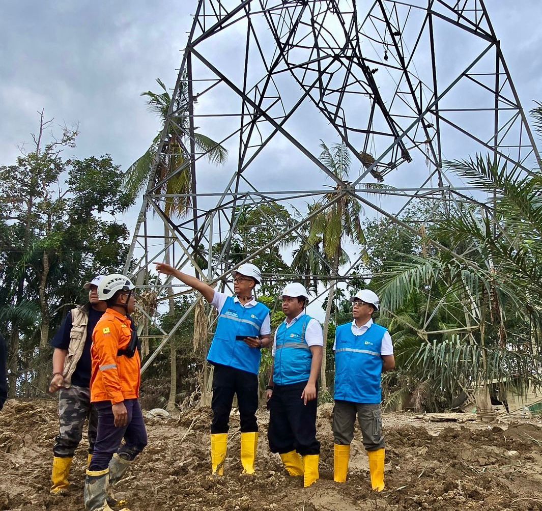 Keterangan: Direktur Utama PLN, Darmawan Prasodjo (ketiga dari kanan) didampingi Direktur Manajemen Proyek dan Energi Baru Terbarukan, Suroso Isnandar (kanan) dan General Manager PLN UIP Sumbagut, Dewanto (kedua dari kanan) meninjau langsung salah satu titik lokasi perbaikan Saluran Udara Tegangan Tinggi (SUTT) 150 kV Langsa–Pangkalan Brandan. (Dok, PLN)