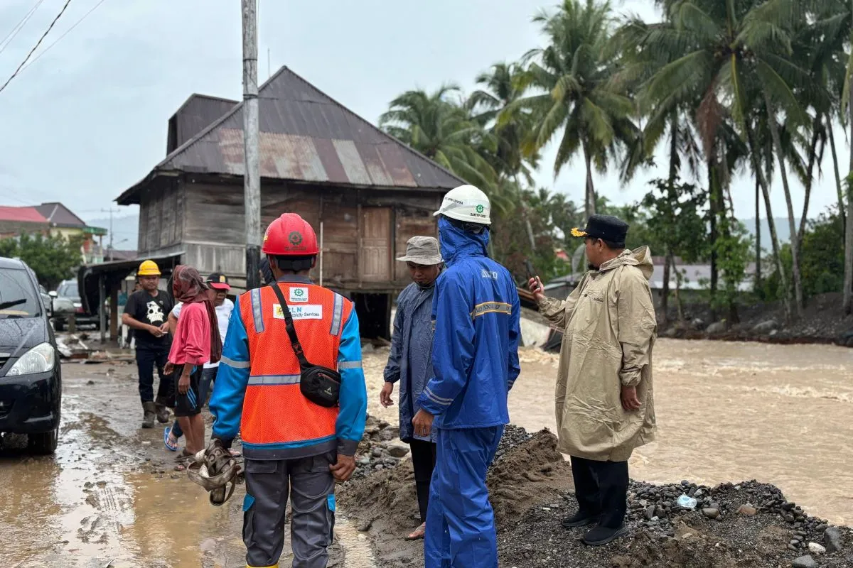 Wakil Bupati (Wabup) Solok Candra saat meninjau lokasi banjir bandang yang kembali terjadi di sejumlah daerah Kabupaten Solok, Sumbar akibat curah hujan tinggi. (Foto: Antara)