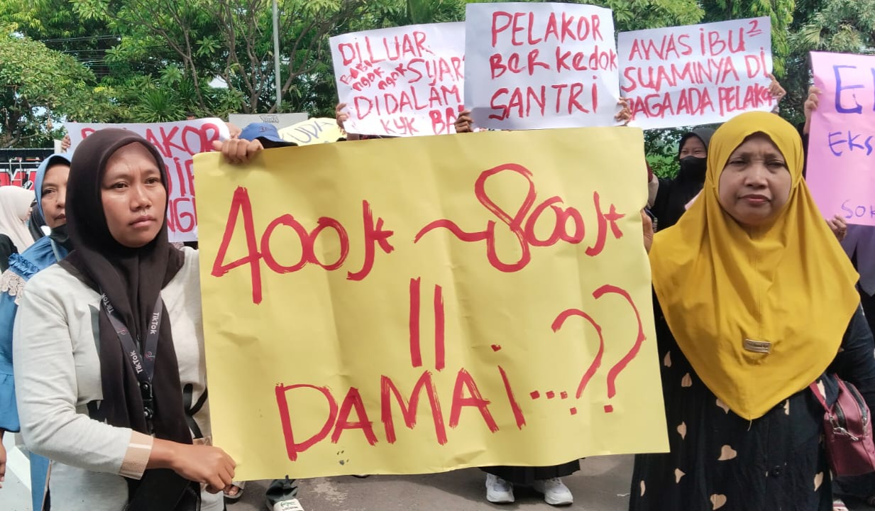 Puluhan santri, alumni, dan wali santri menggelar aksi damai di halaman Polres Probolinggo. (Foto: Serikat-News)