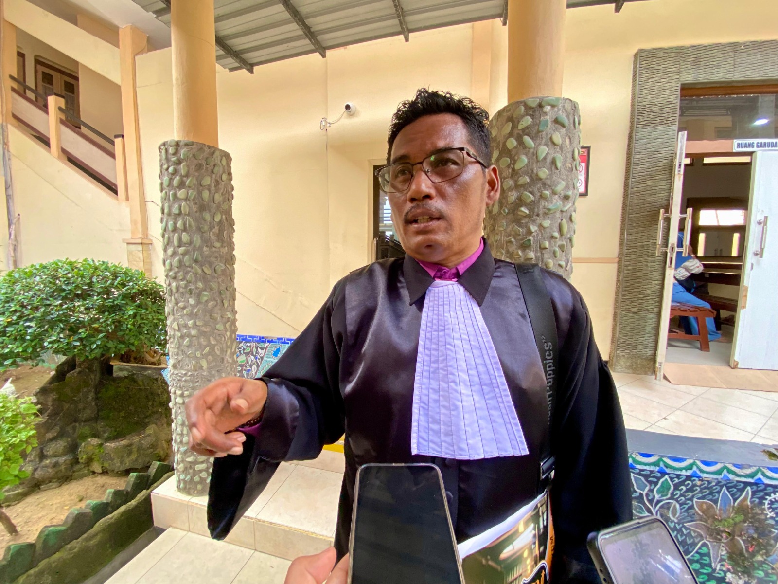 Penasihat hukum terdakwa, Ach. Suhairi ditemui usai persidangan di PN Pamekasan. (Foto: Serikat News) 